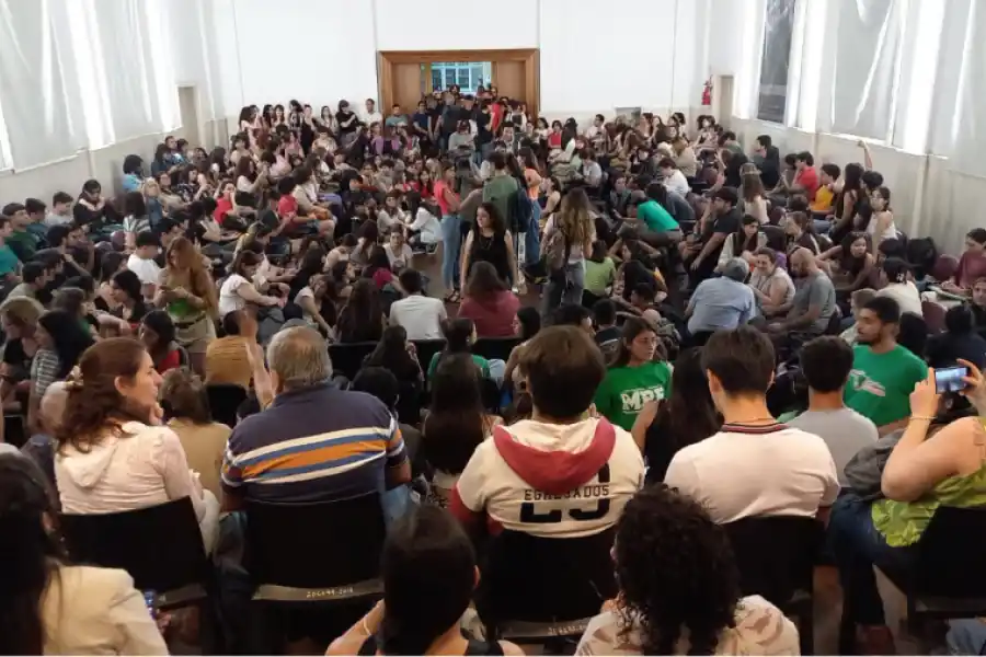 ASAMBLEA EN FILO. Estudiantes, docentes y no docentes de Filosofía y Letras se reunieron para discutir las medidas. / X @CansecoEmiliano.