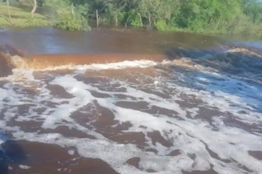 Denuncian que una “marea” de vinaza cubrió un pueblo santiagueño