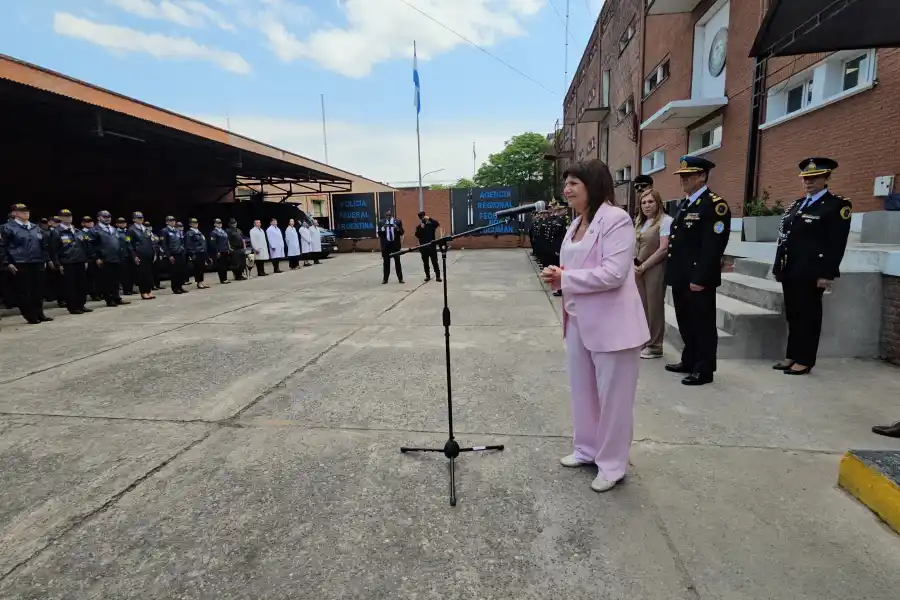 Patricia Bullrich saludó al personal de la Agencia Regional de la Policía Federal