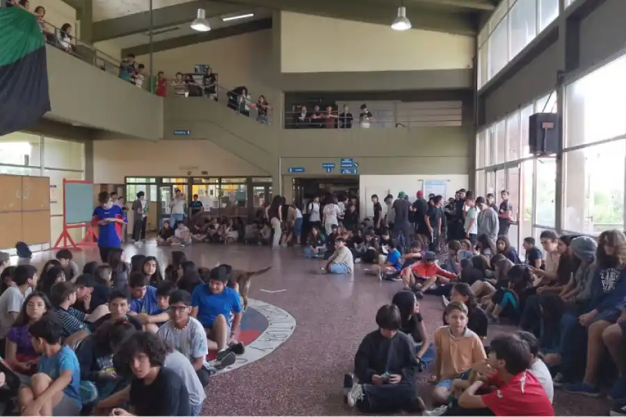 TOMAS UNIVERSITARIAS. Los estudiantes de la Escuela de Agricultura y Sacarotecnia de la UNT en la reunión donde resolvieron ocupar las instalaciones. / X @CansecoEmiliano.