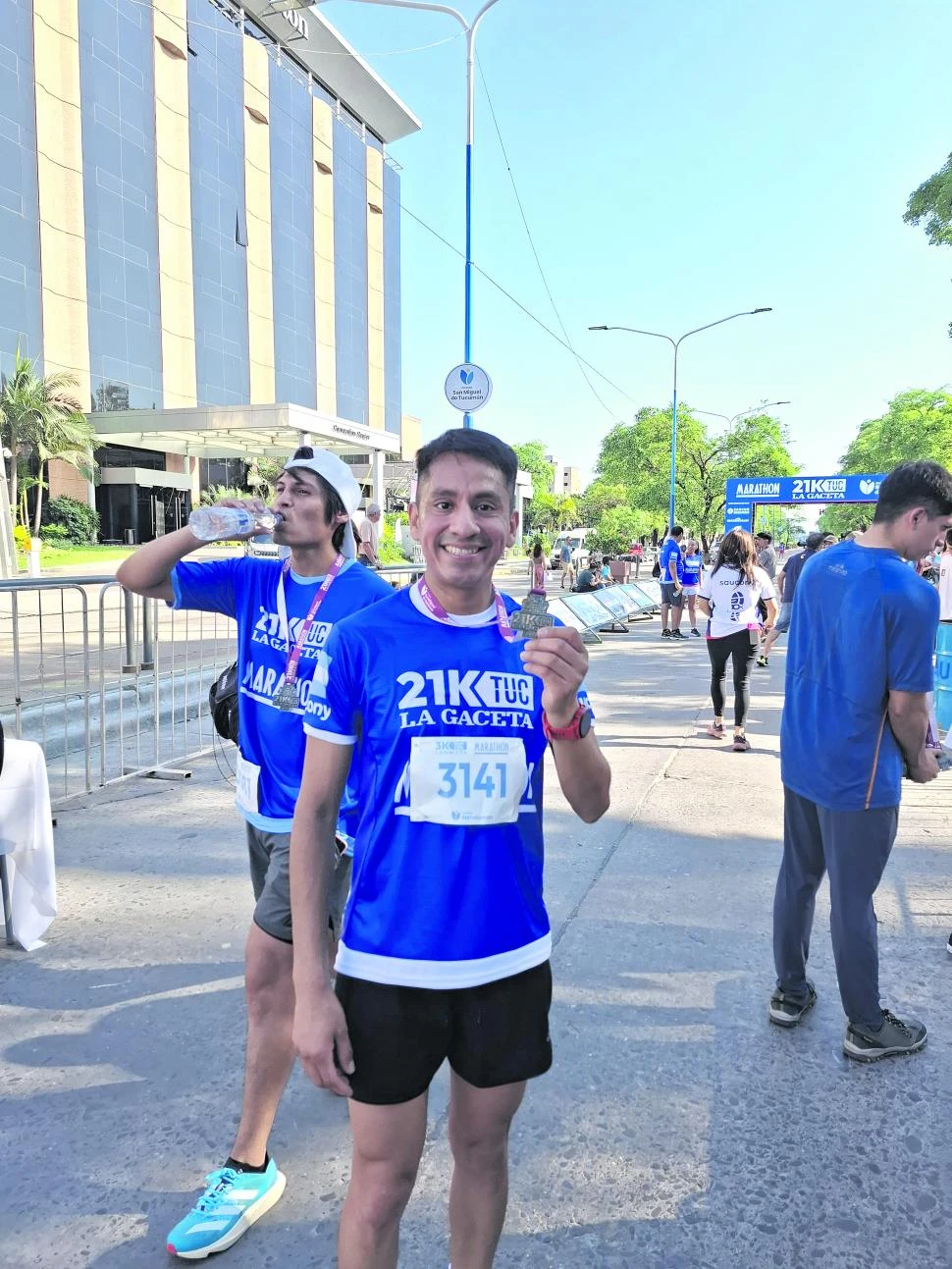 MUY FELIZ. Víctor Ontiveros muestra la medalla, tras llegar primero en los 3K.