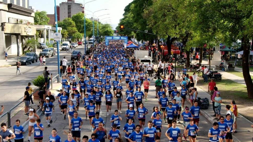 PARTE LA MAREA AZUL. El recorrido de la nueva edición de la carrera de LA GACETA permitió que los competidores atravesaran varios sitios turísticos importantes de la capital provincial.