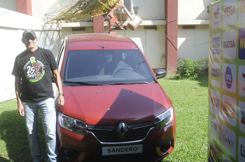 PREMIO. “Pepe” junto al Renault Sandero 0 KM que fue sorteado.  