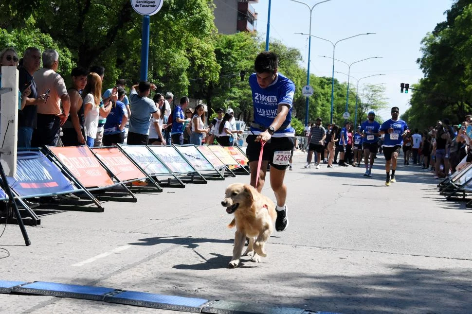 METROS FINALES. Mora se apresta a cruzar la meta y Goggins va adelante.