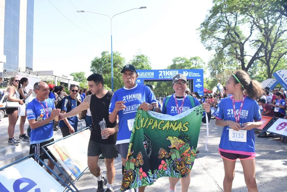 JUNTOS. Morales cruzó la meta con su hija, su nieto y la bandera de Team Chupacañas.