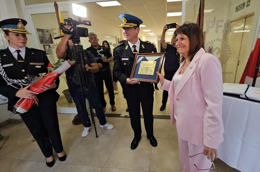 RECONOCIMIENTO. La ministra en el acto en la Policía Federal.