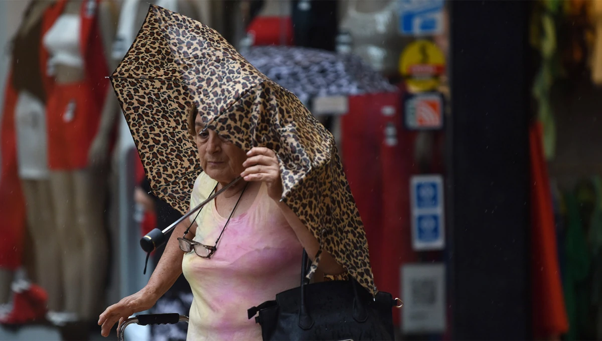 A SALIR PREPARADOS. Pese al pronóstico, habrá que salir con paraguas a la calle ante las altas probabilidades de lluvias.