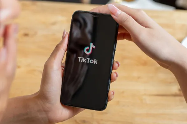 TikTok recibe demandas multimillonarias por generar adicción en chicos y violar la privacidad