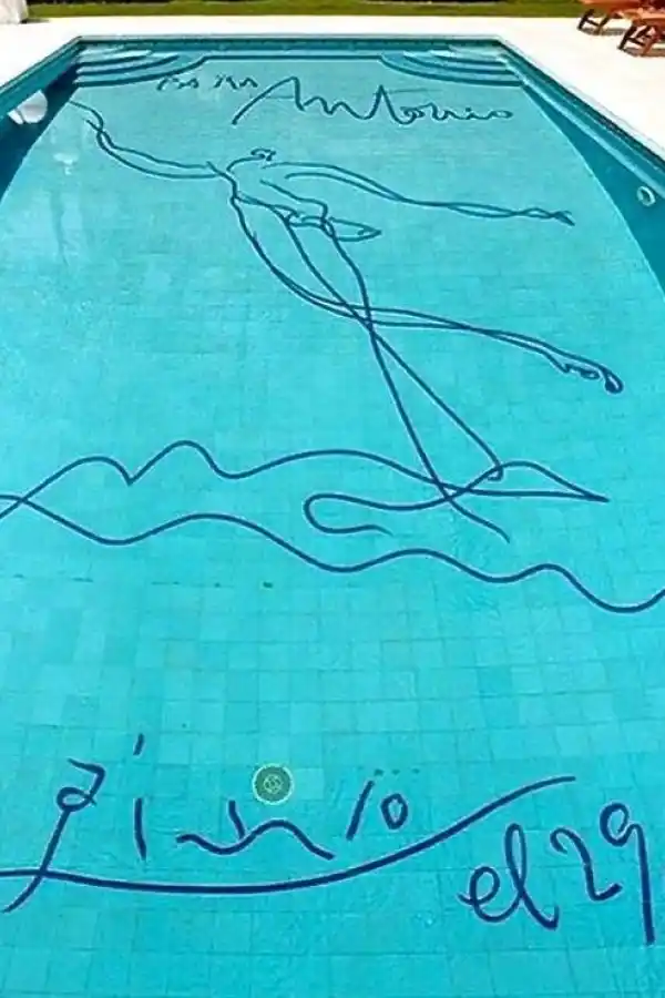 EL MURAL POR EXCELENCIA. Picasso le pintó la pileta a un amigo.