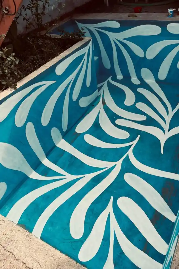 LA PRIMERA QUE PINTÓ. Fondo azul y flores blancas.