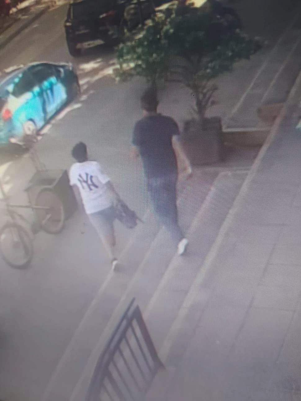 REGISTRO FÍLMICO. Una cámara de seguridad  de un shopping captó al hombre caminando con la víctima.