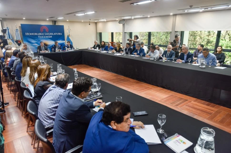 INICIO DEL CICLO. Acevedo encabezó el primer encuentro e invitó a los legisladores a que presenten iniciativas. 