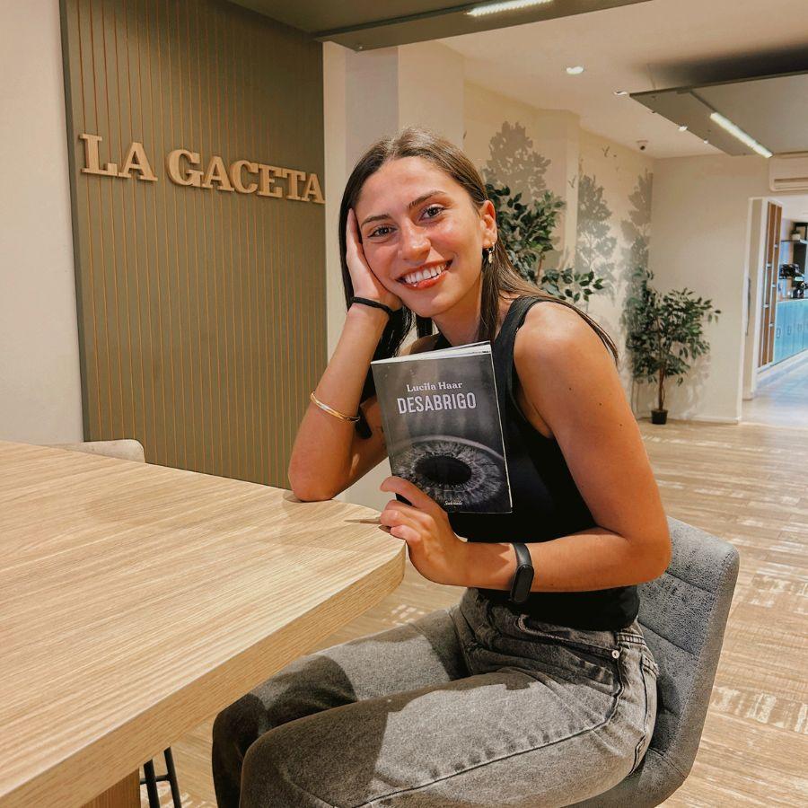 POESÍA TUCUMANA. Lucila Haar junto a su libro./VERÓNICA ROBLES, LA GACETA