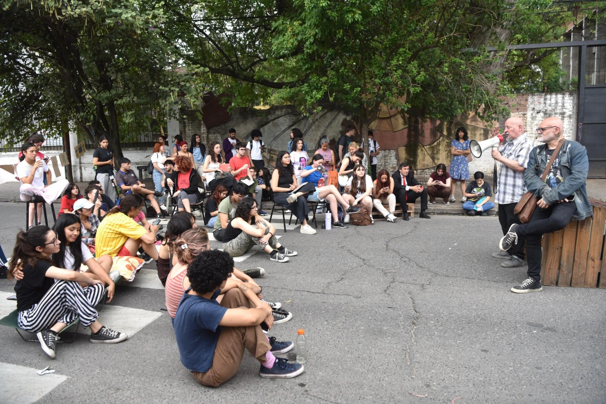 Estudiantes de la Facultad de Artes participan en una clase pública en repudio al veto presidencial. LA GACETA / INÉS QUINTEROS ORIO