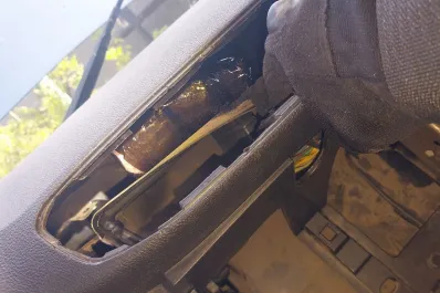 Encontraron más de ocho kilos de cocaína ocultos en el panel de control de un auto en Salta