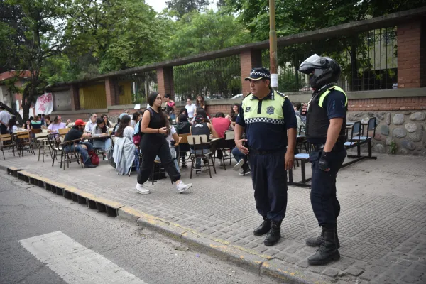 Policías sacaron carteles de protesta en el Centro Prebisch: repudio de autoridades universitarias