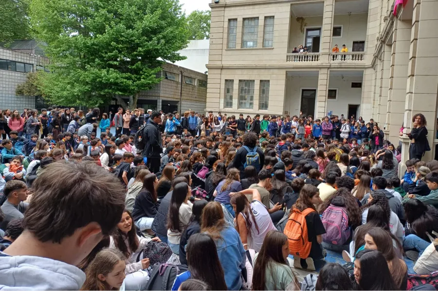 TOMA ESTUDIANTIL. Los estudiantes del Colegio Nacional de La Plata votaron a favor de la ocupación. / X @LucaBonfante98