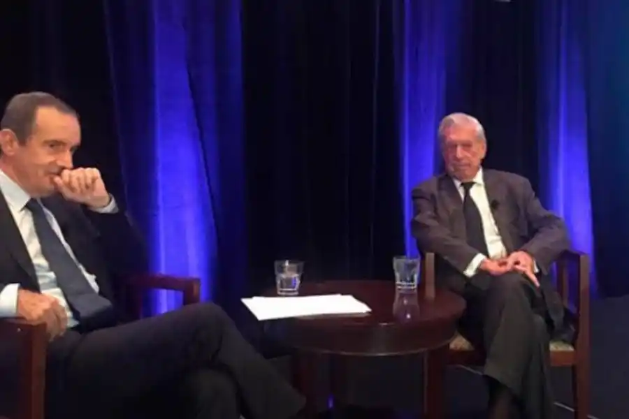 2015. Mario Vargas Llosa (derecha), entrevistado en Charleston por Andrés Oppenheimer.
