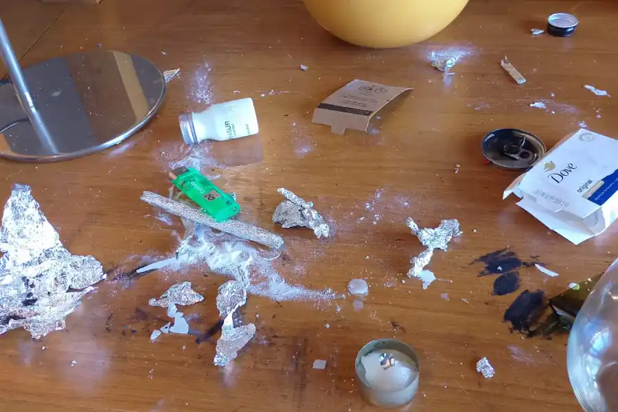 EL ESCRITORIO DE LA HABITACIÓN. Allí había un envase de un jabón Dove, fósforos, restos de vela, papel aluminio y un polvo esparcido que se presume cocaína.