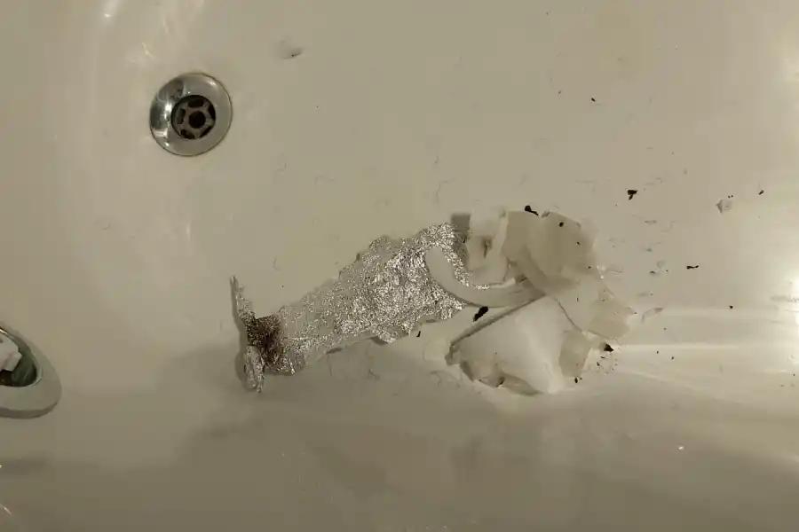 LA BAÑERA. Restos de vela y papel aluminio se encontraron en la bañera de la suite que ocupaba Payne, cuyo fondo estaba manchado y con algunas quemaduras.