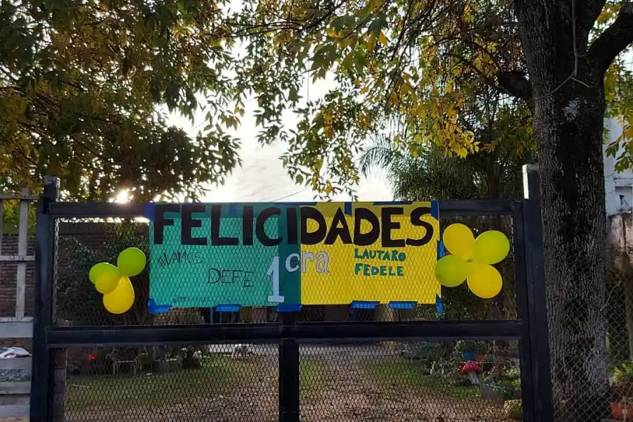 EMOTIVO. La familia de Fedele lo esperó con un cartel por su primera convocatoria.