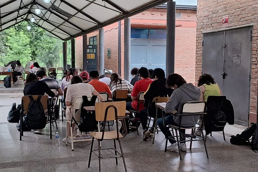 EN OTRAS FACULTADES. En Cine, los estudiantes rindieron un parcial afuera del aula, como forma de clase pública. / X @CansecoEmiliano.