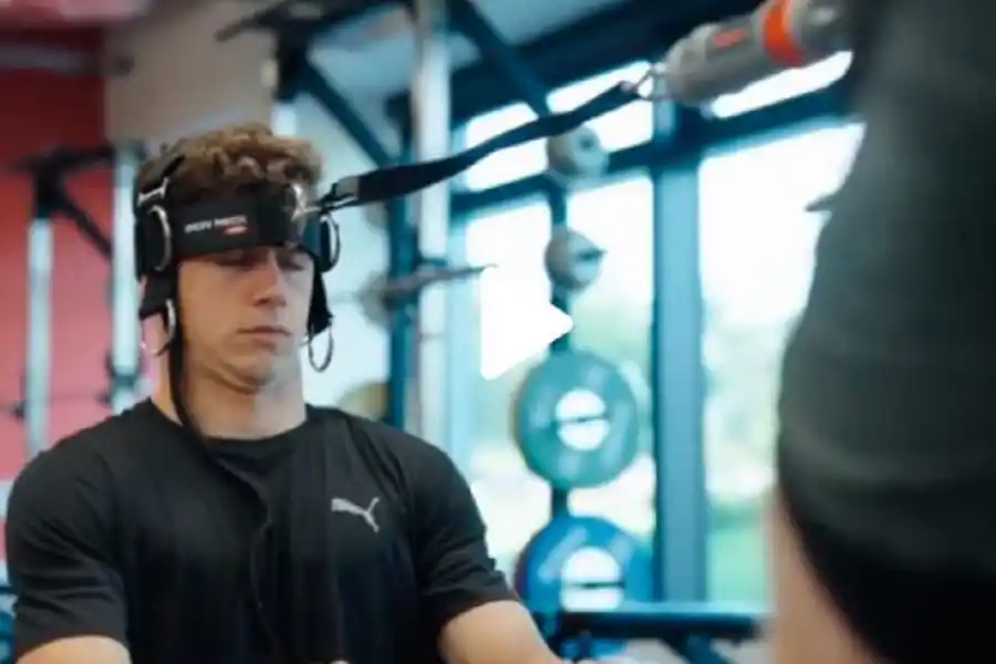 EN PLENO TRABAJO. Colapinto trabaja los músculos del cuello para tratar de soportar la fuerza de gravedad.