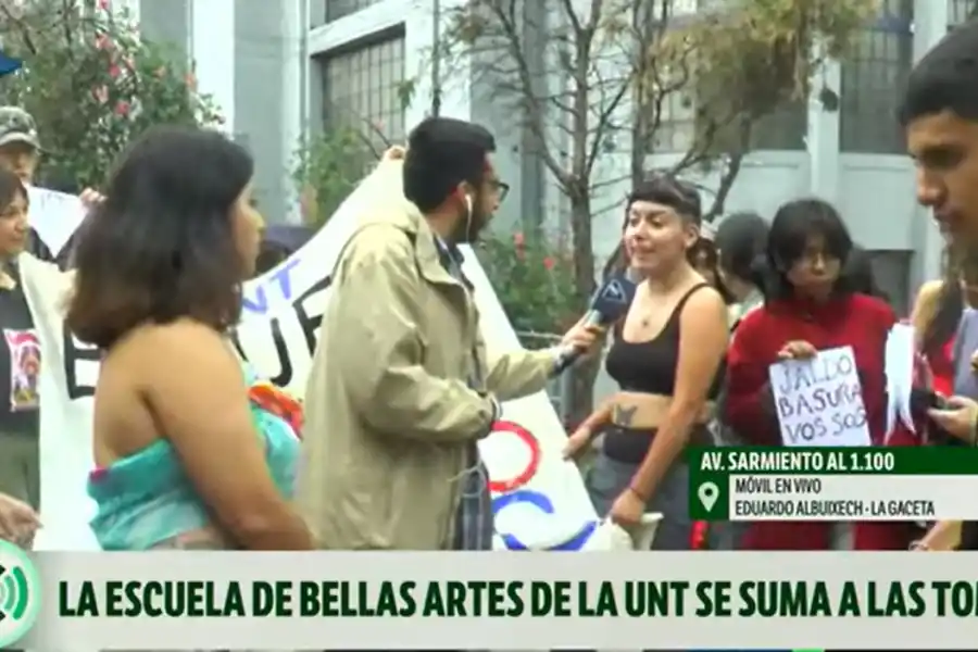 Estudiantes de la Escuela de Bellas Artes de la UNT se suman a la toma simbólica en defensa de la educación pública