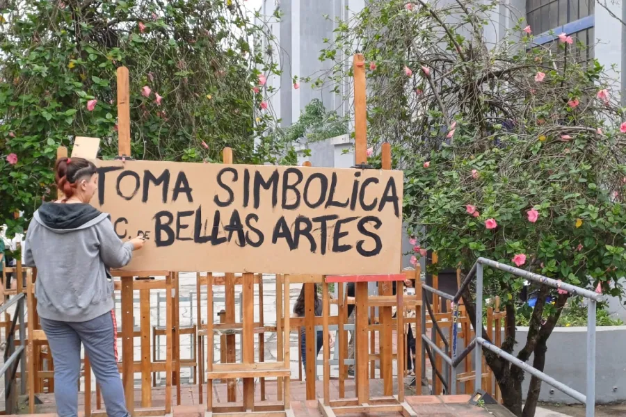 UN CARTEL. Los estudiantes de la Escuela de Bellas Artes decidieron hacer una toma simbólica. / X @CansecoEmiliano.