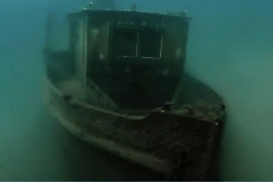 Primera imagen subacuática del Helvecia en las profundidades del lago Nahuel Huapi 