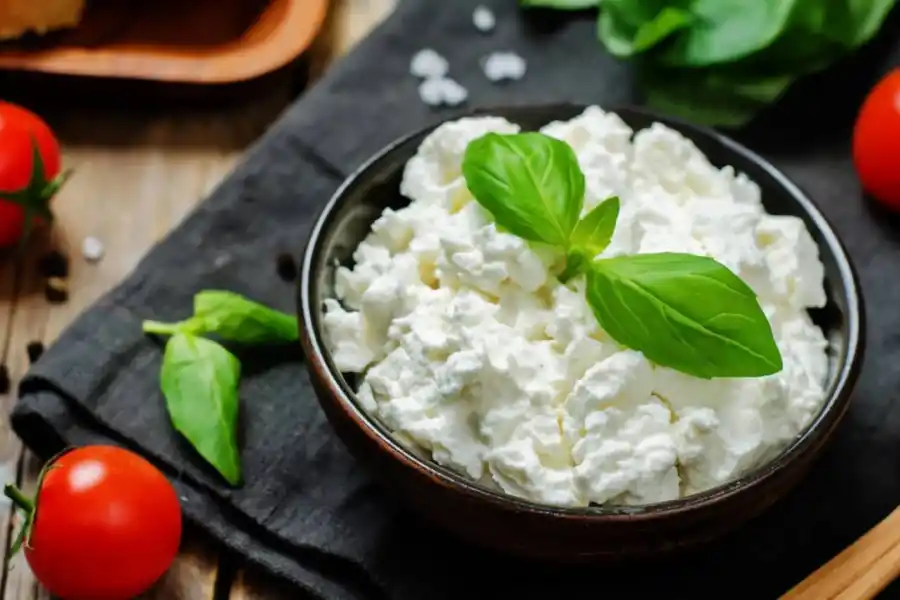 La ricota o el requesón es el queso más bajo en grasas. 