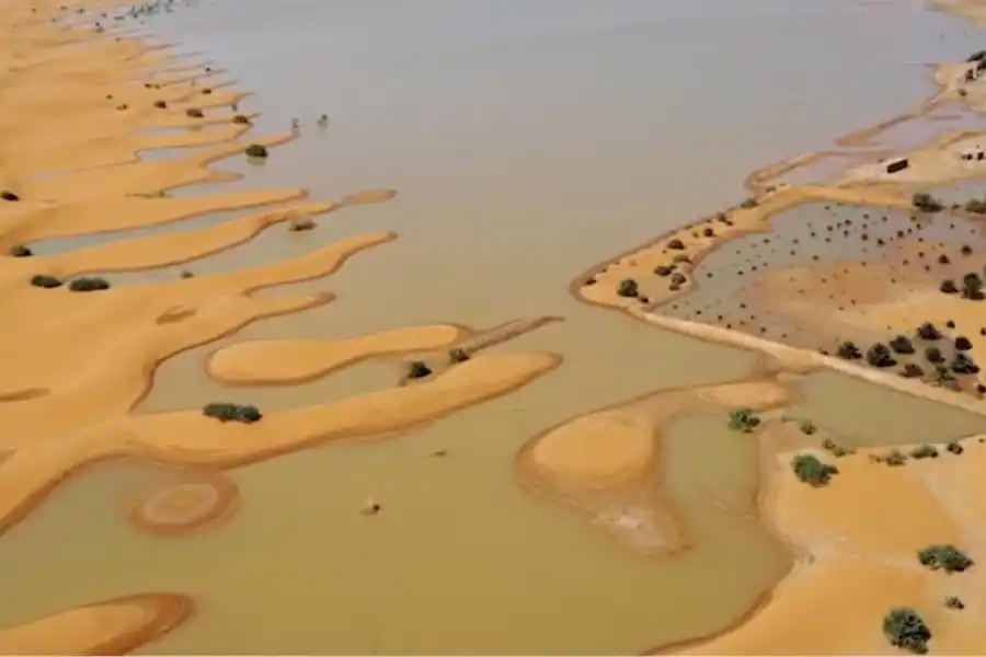 Vista aérea del desierto del Sahara cubierto de agua