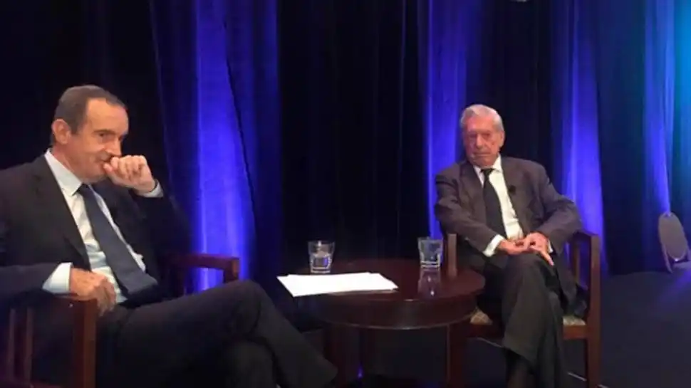 2015. Mario Vargas Llosa (derecha), entrevistado en Charleston por Andrés Oppenheimer.