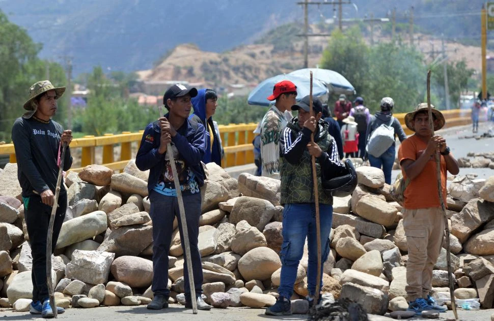 Bloquean rutas en Bolivia para defender a Evo Morales