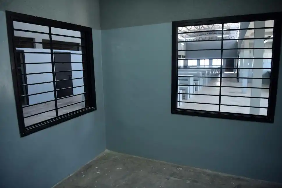 BIEN VIGILADOS. Desde estas cabinas, los guardias controlarán a los presos.