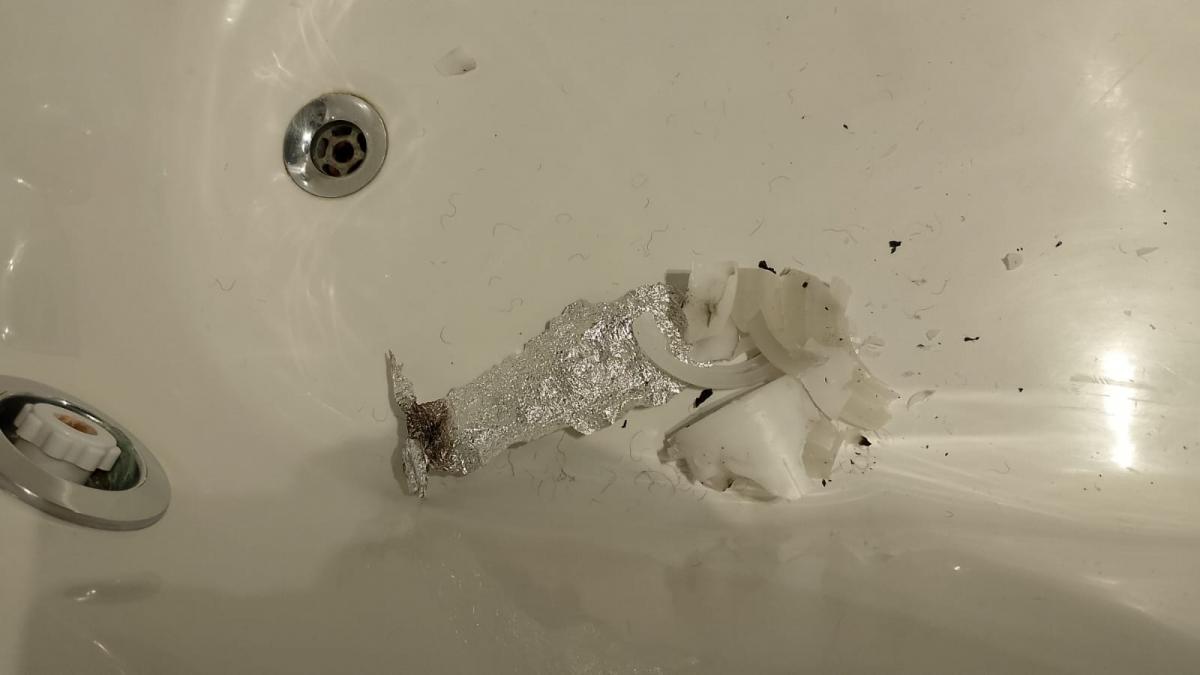 LA BAÑERA. Restos de vela y papel aluminio se encontraron en la bañera de la suite que ocupaba Payne, cuyo fondo estaba manchado y con algunas quemaduras.