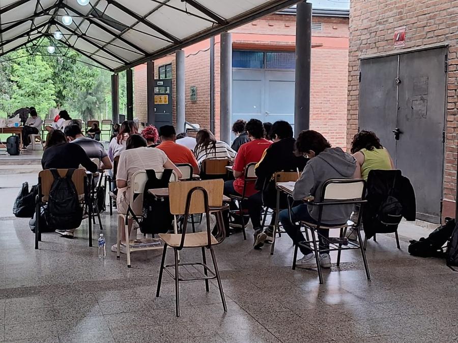 EN OTRAS FACULTADES. En Cine, los estudiantes rindieron un parcial afuera del aula, como forma de clase pública. / X @CansecoEmiliano.