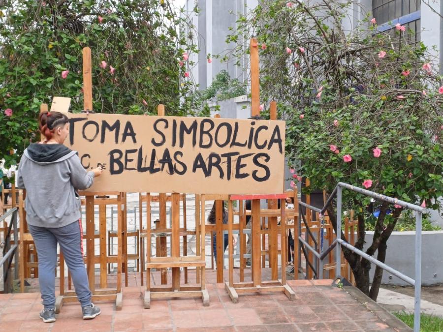 UN CARTEL. Los estudiantes de la Escuela de Bellas Artes decidieron hacer una toma simbólica. / X @CansecoEmiliano.