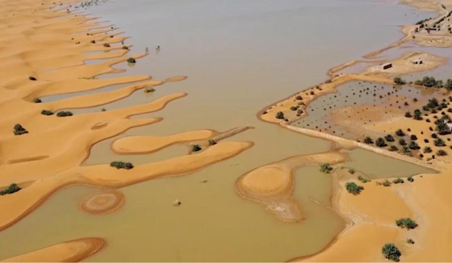 Vista aérea del desierto del Sahara cubierto de agua