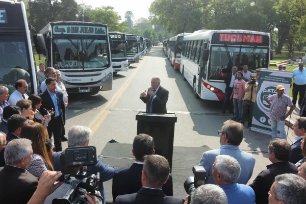 El corte de tránsito en el Parque 9 de Julio por los nuevos colectivos desató la polémica entre los tucumanos
