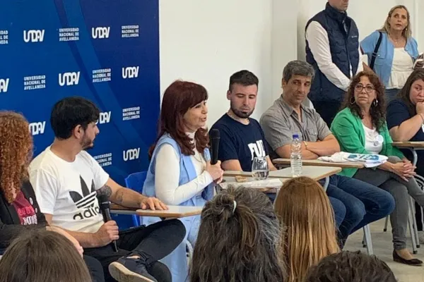 En medio del conflicto con el gobierno de Milei, Cristina Kirchner visitó una universidad