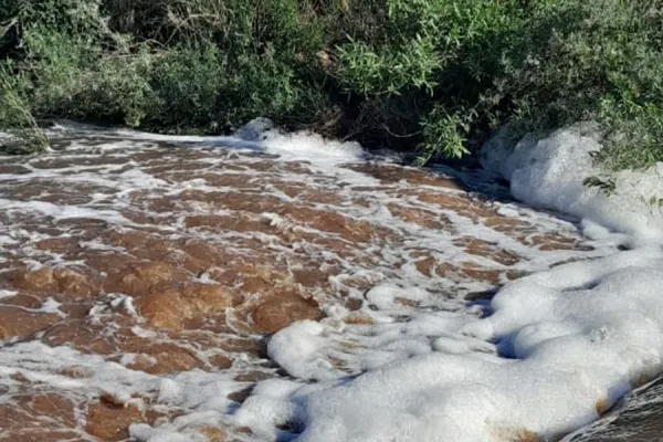 Aseguran que estaba contaminada el agua del canal que llegó al pueblo de El Palomar