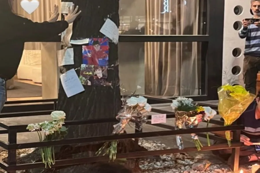 EN LA CALLE. Las seguidoras decidieron colocar flores, fotos y cartas de Liam. / X @zcorpiorisingg