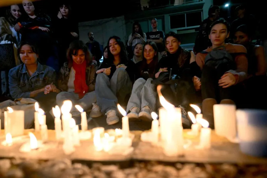 FANS CONGREGADAS. Las seguidoras de One Direction y del cantante hicieron una vigilia tras la muerte de Payne. / X @luisrobayo