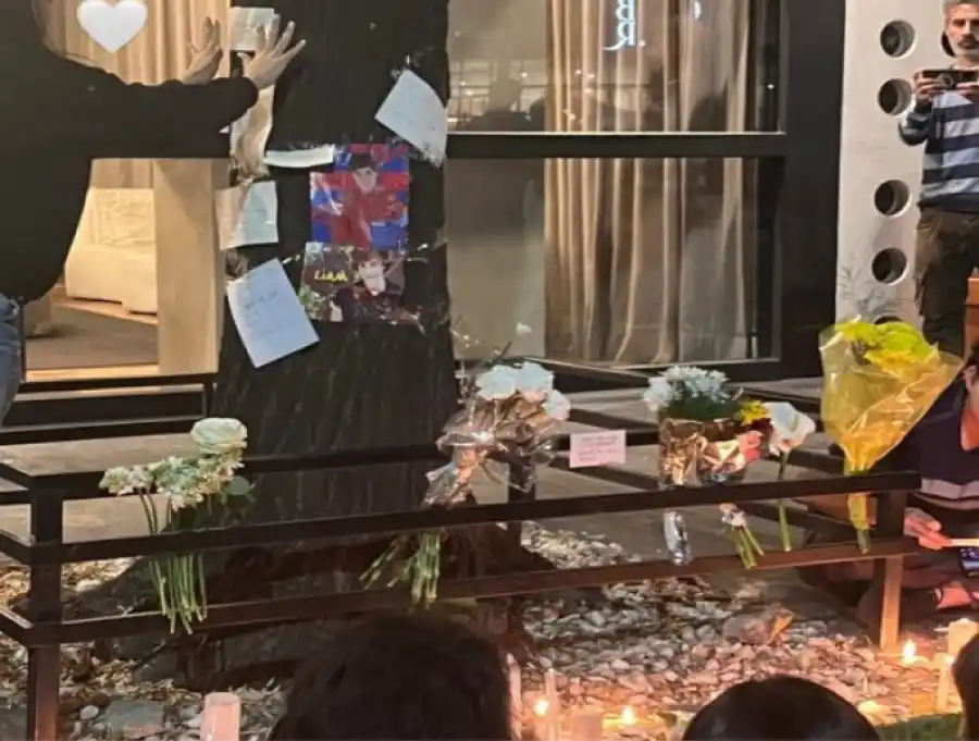 EN LA CALLE. Las seguidoras decidieron colocar flores, fotos y cartas de Liam. / X @zcorpiorisingg