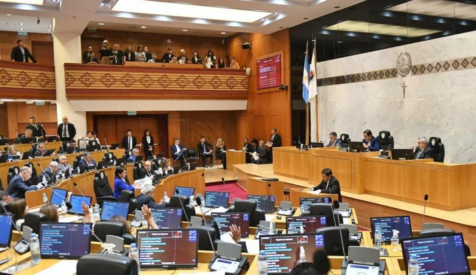 AVAL DIVIDIDO. El oficialismo el apoyo de algunos legisladores de la oposición para ratificar el DNU por la compra directa de ómnibus para el interior. prensa legislatura