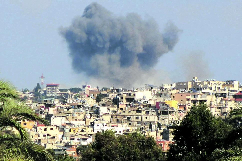 HUMO Y FUEGO. La histórica ciudad de Tiro, bajo los bombardeos.