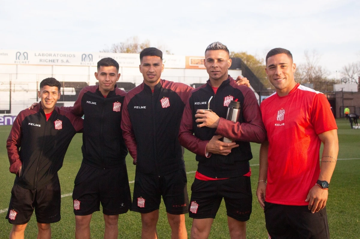 COMPAÑEROS Y AMIGOS. Vera, Moreno, Abregú, Carrizo y Bordón, distendidos antes de un partido