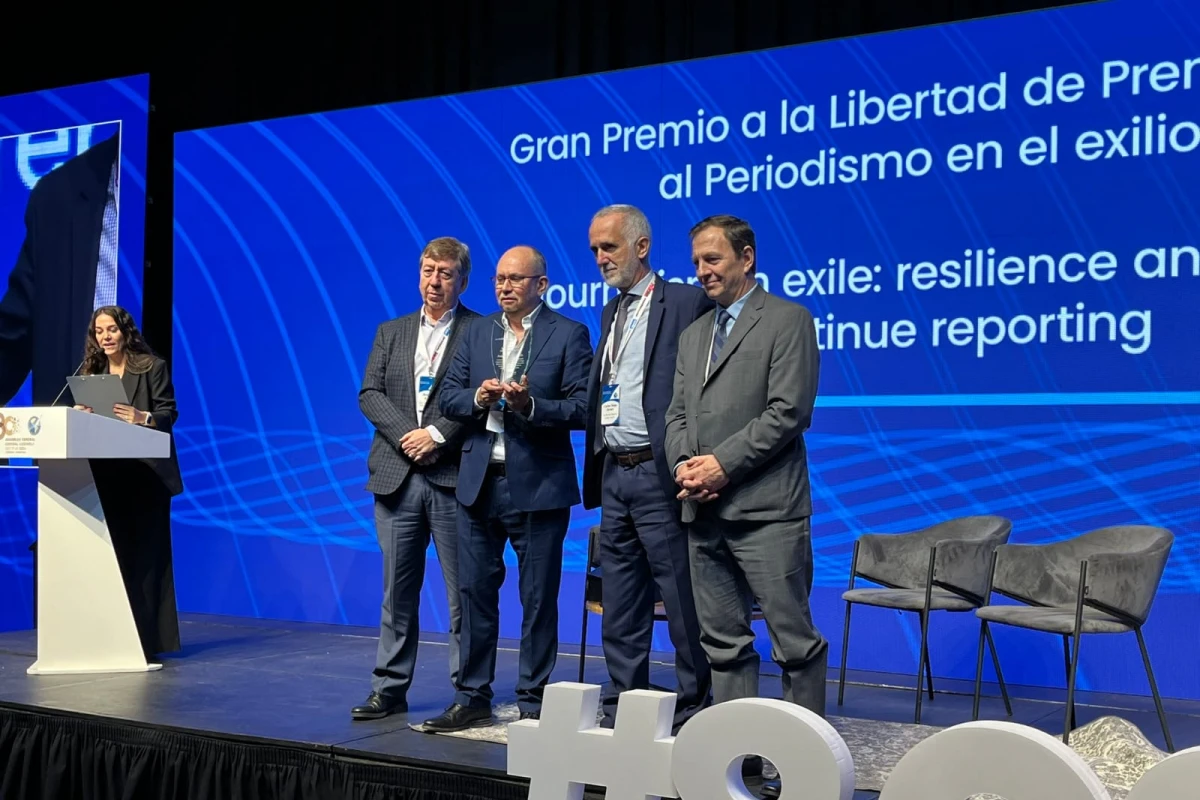 El Gran Premio a la Libertad de Prensa 2024 fue otorgado al Periodismo en el Exilio, el reconocimiento fue recibido por @Fabian_Med.