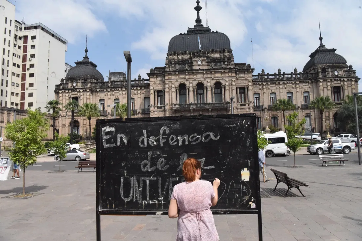 PROTESTA. El reclamo por la educación pública superior en la Plaza Independencia. / ANALÍA JARAMILLO, LA GACETA